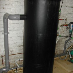 installation d'un système de surpression pour l'eau de ville avec un réservoir