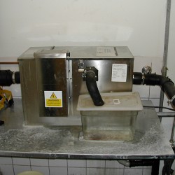 Système de dégraissage de l'eau dans une cuisine industrielle